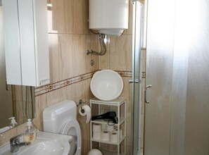 Huoneisto (Four Bedroom Apartment with Sea View) | Kylpyhuone | Suihku, pyyhkeet