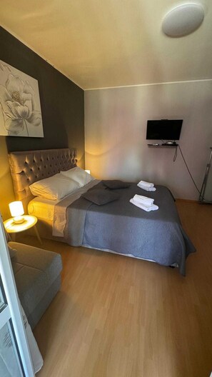 2 bedrooms, cribs/infant beds, free WiFi - Elegant Trogir Apartment With Garden Terrace (Trogir)