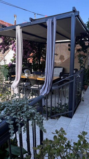 Terrace/patio - Elegant Trogir Apartment With Garden Terrace (Trogir)
