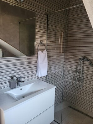 Apartment (Two Bedroom Apartment) | Bathroom | Shower, towels - Elegant Trogir Apartment With Garden Terrace (Trogir)