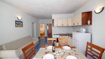 House (Five Bedroom Holiday Home with Terrac) | Dining room