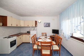 Nhà (Five Bedroom Holiday Home with Terrac) | Bếp riêng | Tủ lạnh 