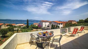 House (Five Bedroom Holiday Home with Terrac) | Terrace/patio