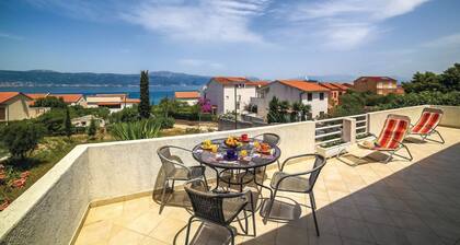 Cozy Beachfront Holiday Home Slatine