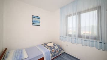 House (Five Bedroom Holiday Home with Terrac) | 5 bedrooms, cribs/infant beds, free WiFi