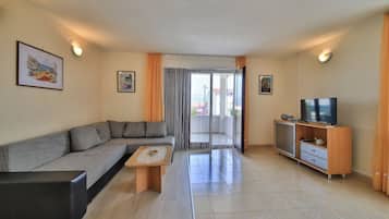 House (Five Bedroom Holiday Home with Terrac) | Living room | 32-inch flat-screen TV with satellite channels