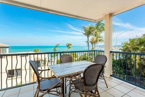 Outdoor dining - Welcome to Ocean View Villa, where paradise awaits you! (Yeppoon)