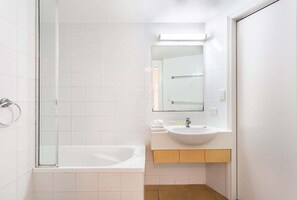 Een douche, handdoeken