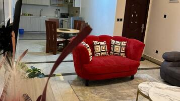 Comfort Apartment, Balcony, City View | Ruang tamu | 24 inci sebuah televisyen pintar dengan digital