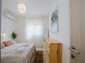 2 bedrooms, cribs/infant beds, free WiFi