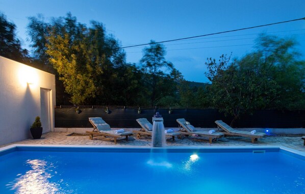 Villa (Three Bedroom Villa) | Pool | En säsongsöppen utomhuspool, parasoller och solstolar