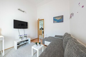 Vil·la (Three Bedroom Villa) | Sala d'estar | Televisor de pantalla plana de 29 polzades amb canals per satèl·lit 