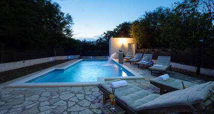 Spacious Prgomet Retreat With Private Pool, Fitness Centre, and Garden