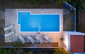 Vil·la (Three Bedroom Villa) | Piscina | Piscina a l'aire lliure de temporada, para-sols i gandules 