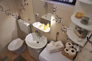 Apartment (Two Bedroom Apartment) | Bathroom | Shower, towels