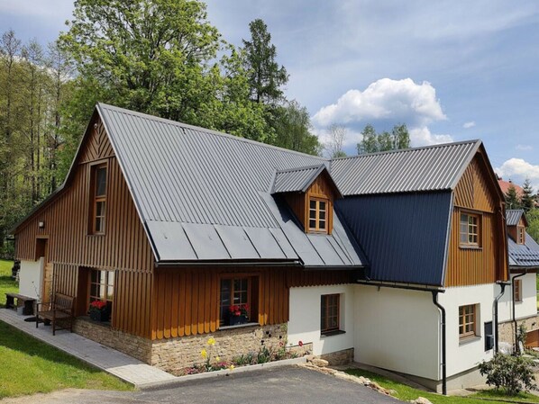 المنشأة من الخارج