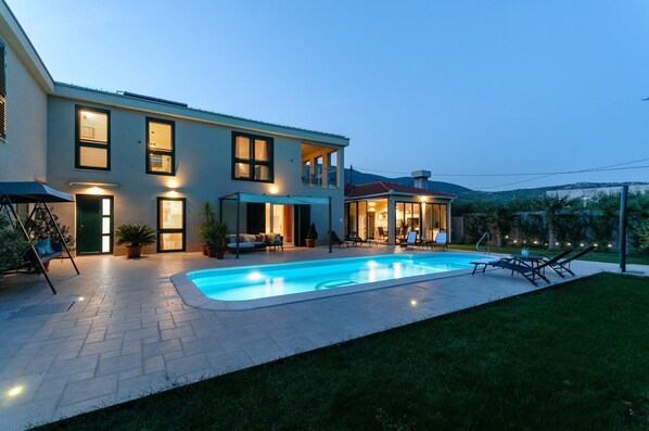 빌라 (Five Bedroom Villa) | 수영장 | 야외 수영장, 수영장 파라솔, 일광욕 의자