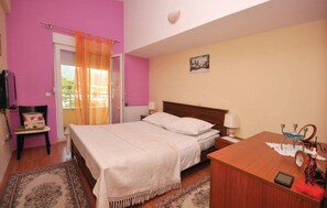 5 bedrooms, free WiFi, bed sheets - Chic and Stylish Kastel Novi Apartment With Pool (Kastela)