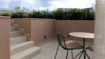 Presidential-Doppelzimmer, Balkon, Buchtblick | Terrasse/Patio