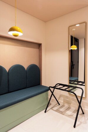 プレミアム ダブルルーム バルコニー シティビュー | リビング エリア | テレビ