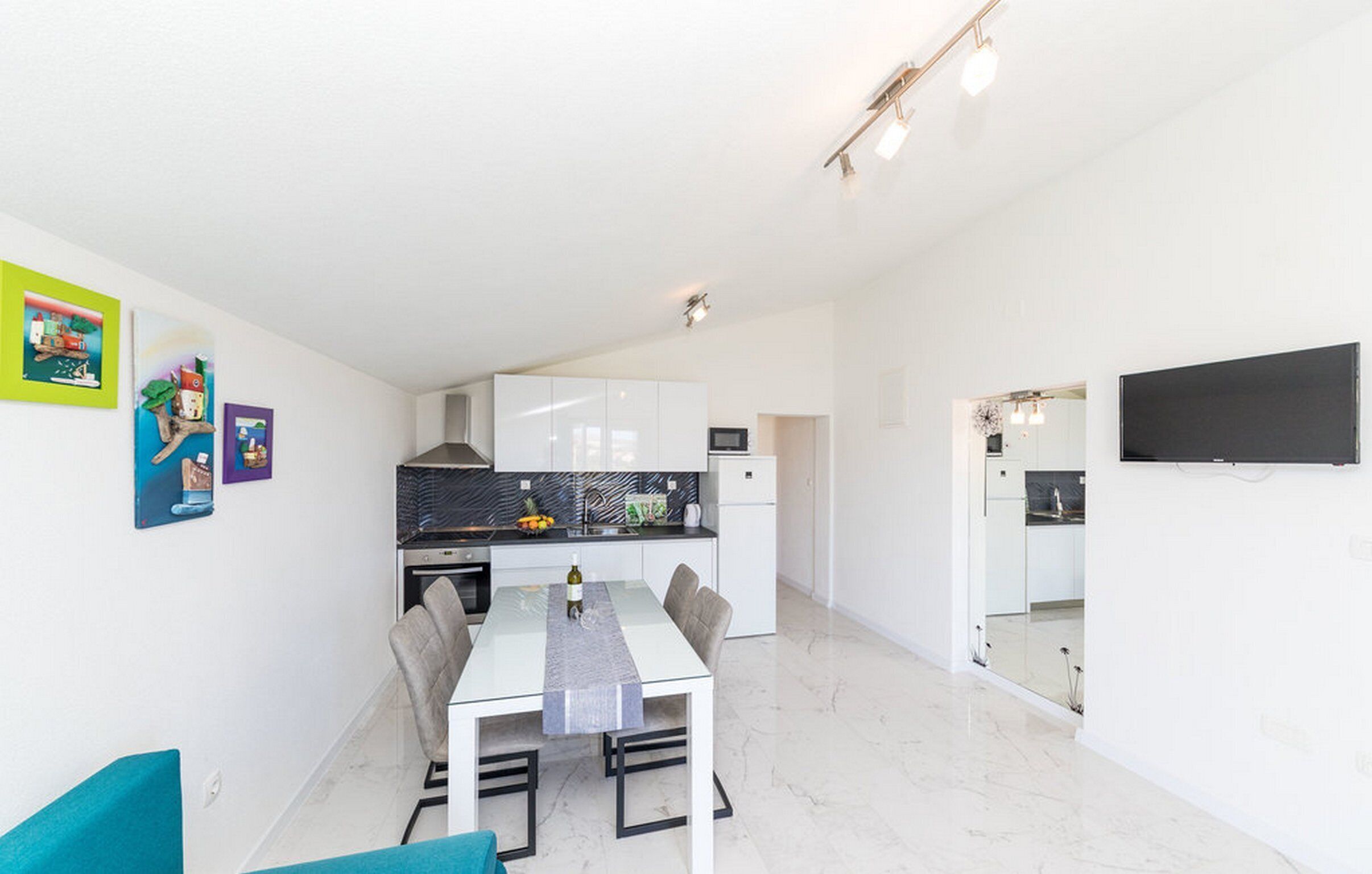 อพาร์ทเมนท์ (Two Bedroom Apartment with Balcony (O) | ห้องนั่งเล่น | ทีวีจอแบน 32 นิ้ว พร้อมช่องดาวเทียม