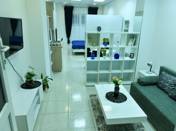 Studio (Studio Apartments) | Wohnzimmer | 32-Zoll-Flachbildfernseher mit Kabelempfang