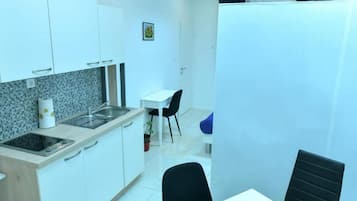 Estudio (Studio Apartments) | Cocineta privada | Refrigerador