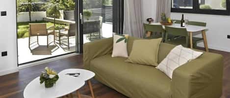 Lejlighed (Two Bedroom Apartment with Terrace) | Stue | 32-tommers fladskærms-tv med kabelkanaler