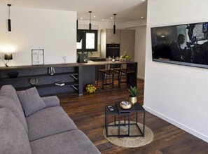 Lägenhet (One Bedroom Apartment with Terrace) | Vardagsrum | 32-tums platt-tv med kabelkanaler