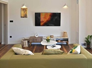 Huoneisto (Two Bedroom Apartment with Terrace) | Olohuone | 32–tuumainen taulutelevisio, jossa kaapelikanavat