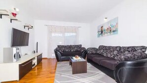 Hus (Three Bedroom Holiday Home) | Oppholdsrom | En 32-tommers Flatskjerm-TV med kabel-kanaler