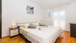 Hus (Three Bedroom Holiday Home) | 3 soverom, barnesenger og wi-fi (inkludert)