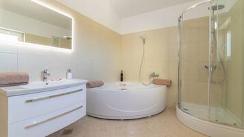 Villa (Five Bedroom Villa with Pool) | Bilik Mandi | Tuala disediakan