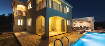 Idyllic Getaway Lovrec Villa With Pool