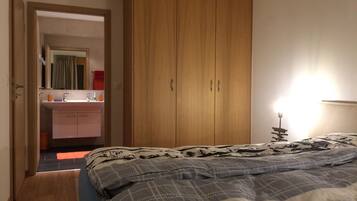 Apartment | 2 bedrooms, individually furnished, bed sheets