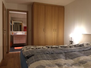 2 عدّة غرف نوم وطراز فريد لكل وحدة وملاءات أسرّة