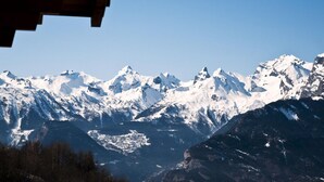 A mountain range with snow-covered peaks and a clear sky. - Lovely Apartment With Mountain Views (Veysonnaz)