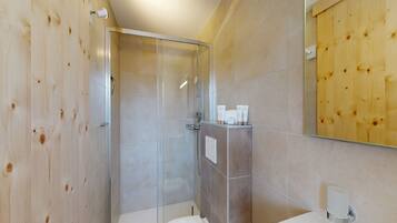 Ein modernes Badezimmer mit einer Duschkabine, einer Toilette und einem Waschbecken.