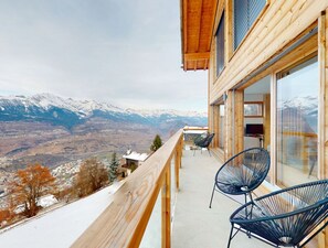 Chalet | Balcony - Cozy Chalet Amidst Valley With Balcony (Vex)