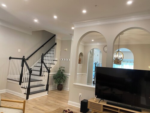 Cozy townhome with WiFi and AC in charming Frederick