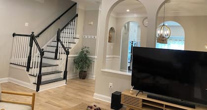 Cozy townhome with WiFi and AC in charming Frederick