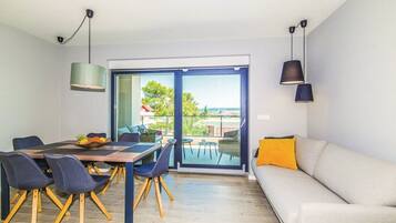Biệt thự (Eight Bedroom Villa) | Phòng khách | TV màn hình phẳng 32-inch có truyền hình vệ tinh, bàn bóng bàn