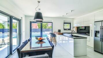 Vila (Eight Bedroom Villa) | Dapur pribadi | Lemari es