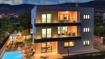 Biệt thự (Eight Bedroom Villa) | Ngoại thất