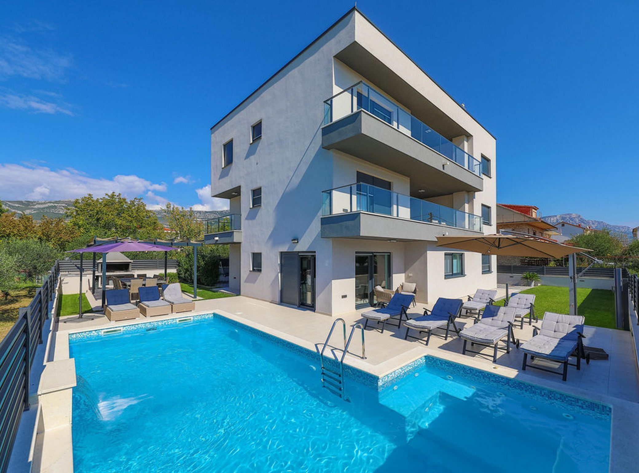 Villa (Eight Bedroom Villa) | Buitenzwembad | Een seizoensgebonden buitenzwembad, ligstoelen bij het zwembad