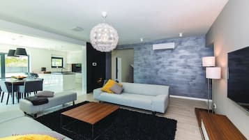 Villa (Eight Bedroom Villa) | Sala de estar | Televisión de pantalla plana de 32 pulgadas con canales vía satélite