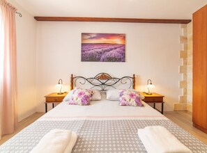 Hus (Two Bedroom Holiday Home with Pool) | 2 soverom, barnesenger og wi-fi (inkludert)