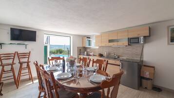 House (Two Bedroom Holiday Home with Pool) | Dapur peribadi | Peti sejuk