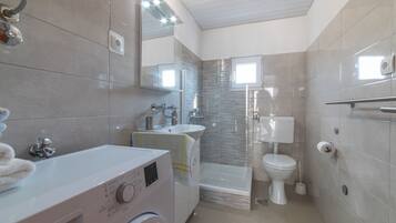 House (Two Bedroom Holiday Home with Pool) | Dapur peribadi | Peti sejuk