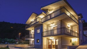 Un immeuble à plusieurs étages, doté de balcons et d’une façade en pierre.
